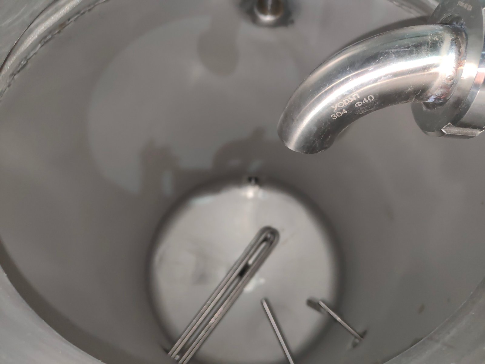 What is the difference between 304 and 316 stainless steel as raw materials for brewery equipment?