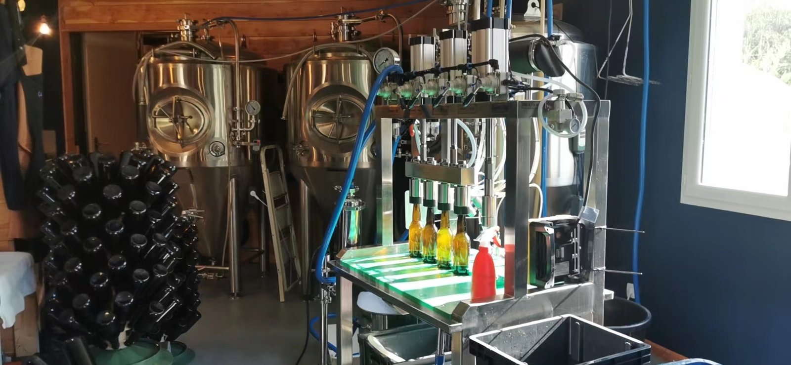 máquina llenadora y taponadora de botellas