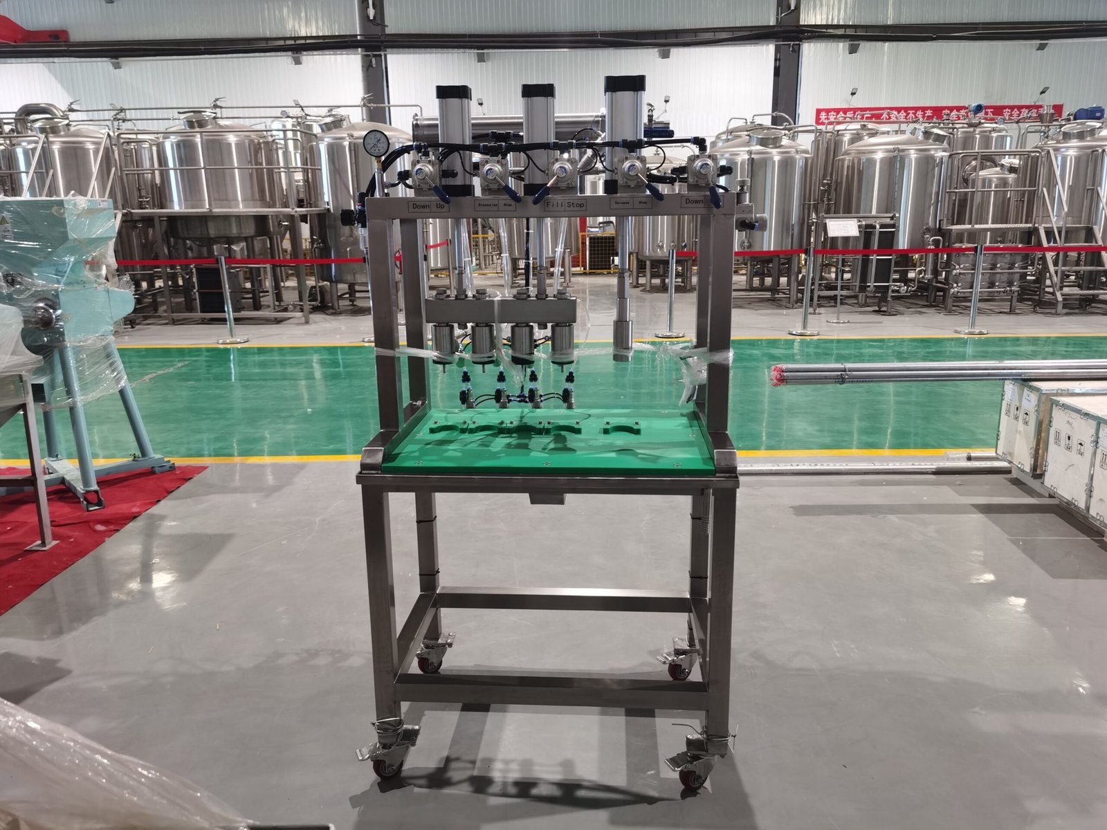 máquina llenadora y taponadora de botellas