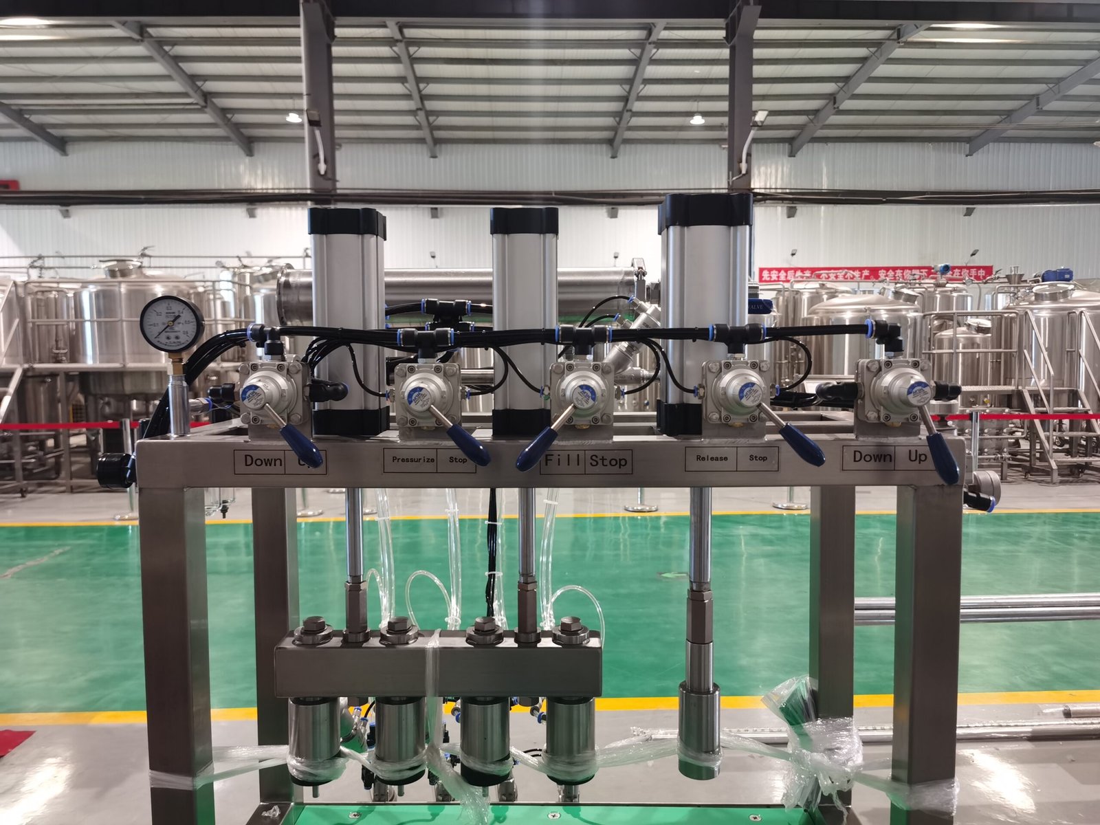 máquina llenadora y taponadora de botellas