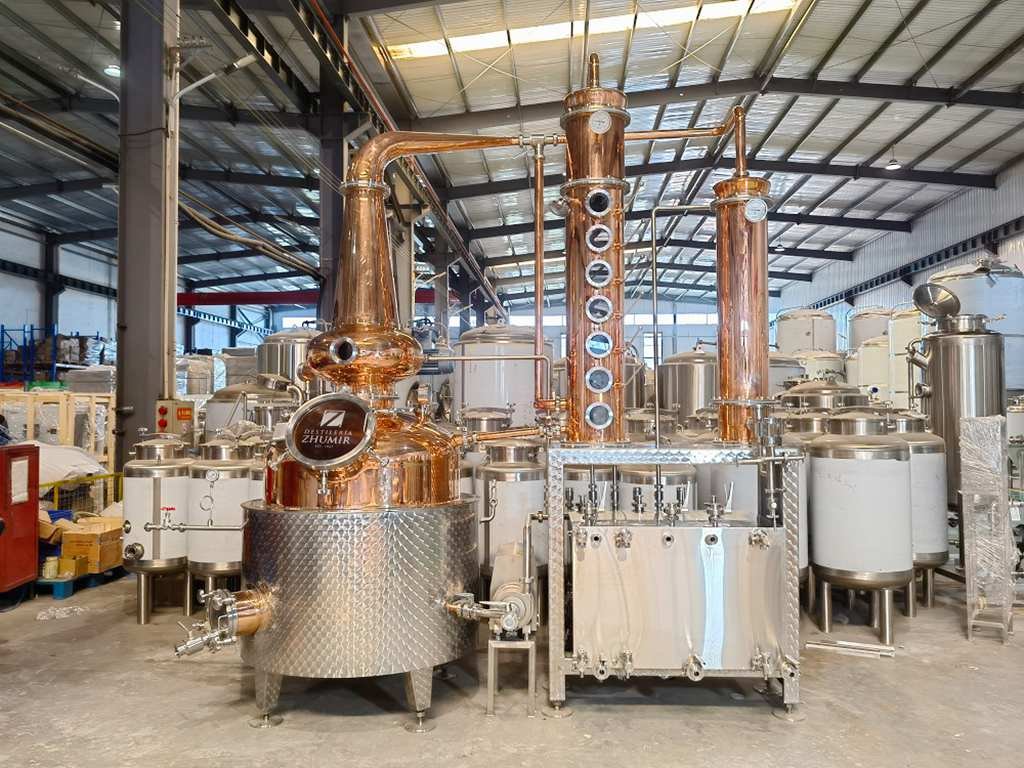 Equipement de distillation de rhum 500L - Alambic à colonne en cuivre de précision pour la production de rhum de qualité supérieure