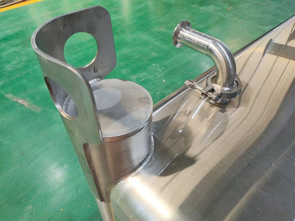 What is the advantages of wine square tank 2