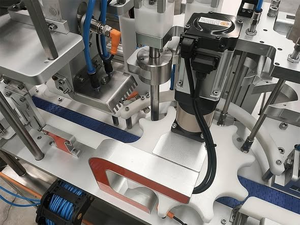 Máquina automática de llenado y cierre de latas de 2 estaciones 